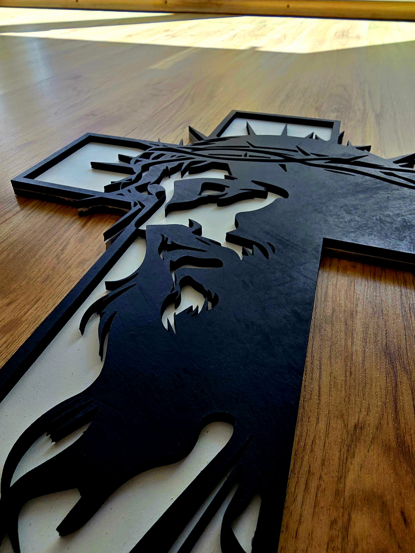 Décoration murale « Croix de Jésus » en bois – Design moderne noir et blanc