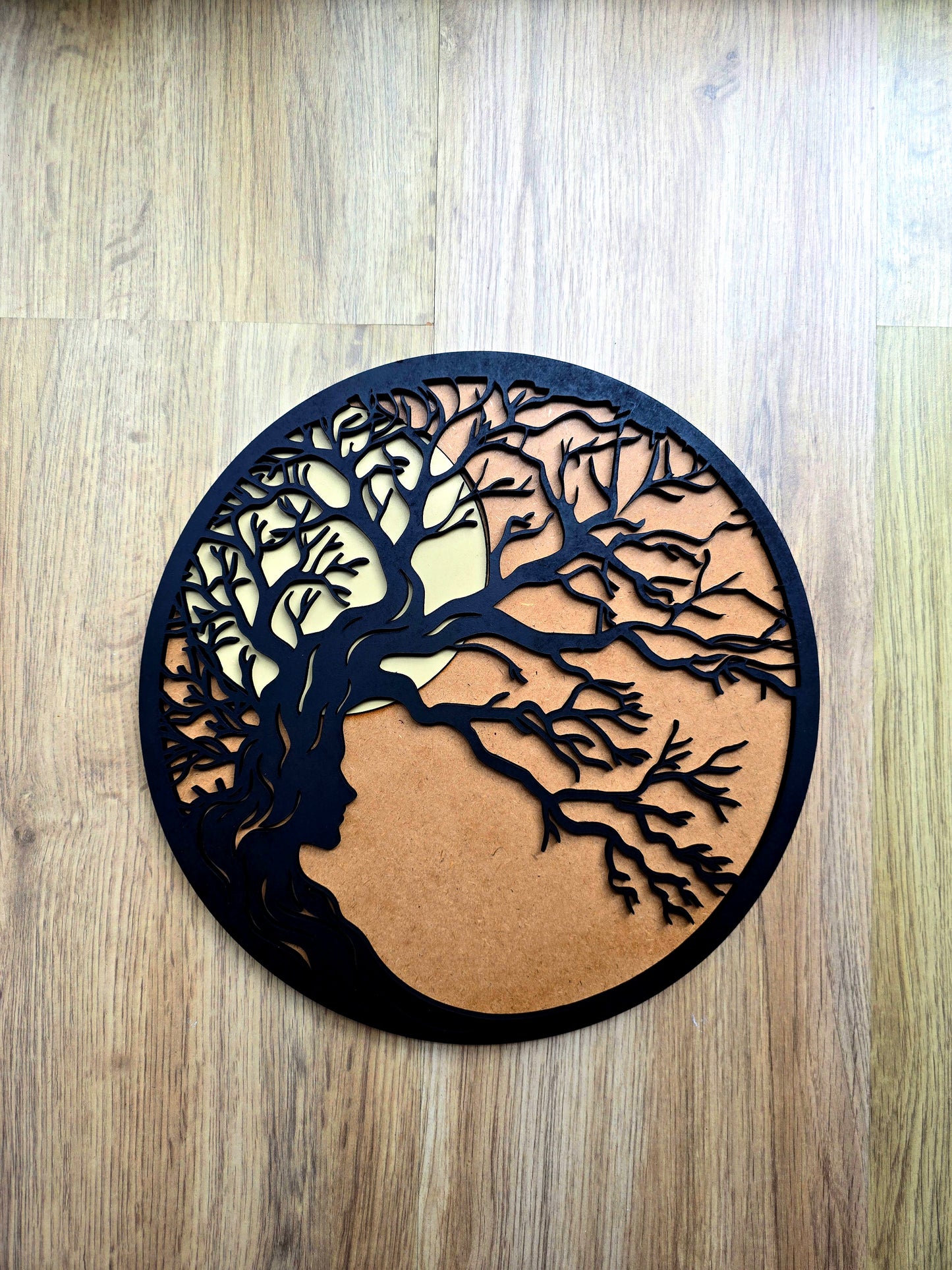 Lebensbaum Wanddeko mit Frau – Elegantes Holz Wandbild | Boho & Modern Design