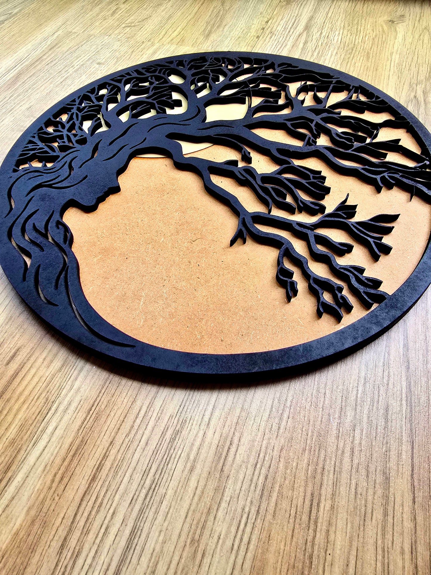 Lebensbaum Wanddeko mit Frau – Elegantes Holz Wandbild | Boho & Modern Design