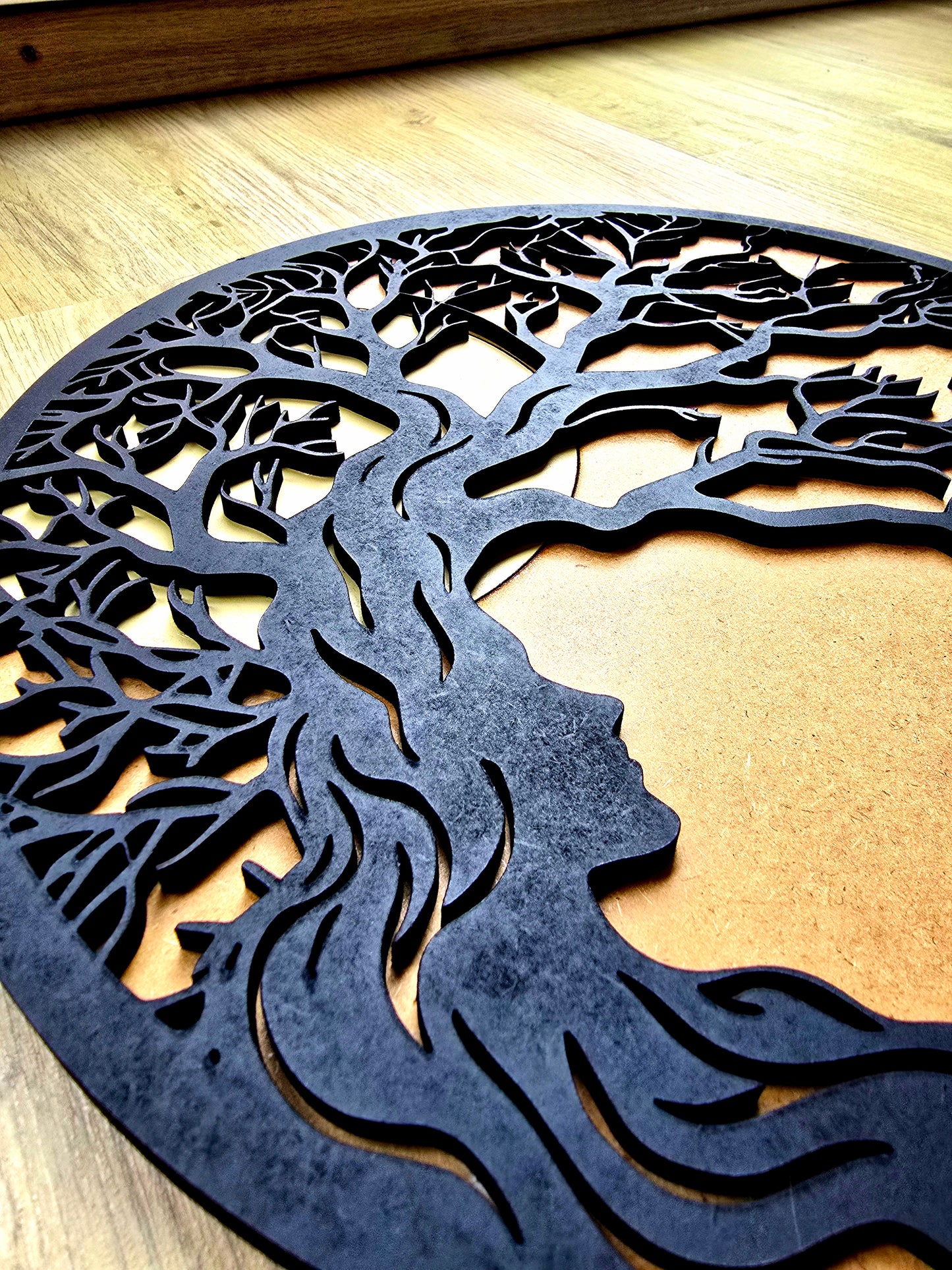 Lebensbaum Wanddeko mit Frau – Elegantes Holz Wandbild | Boho & Modern Design