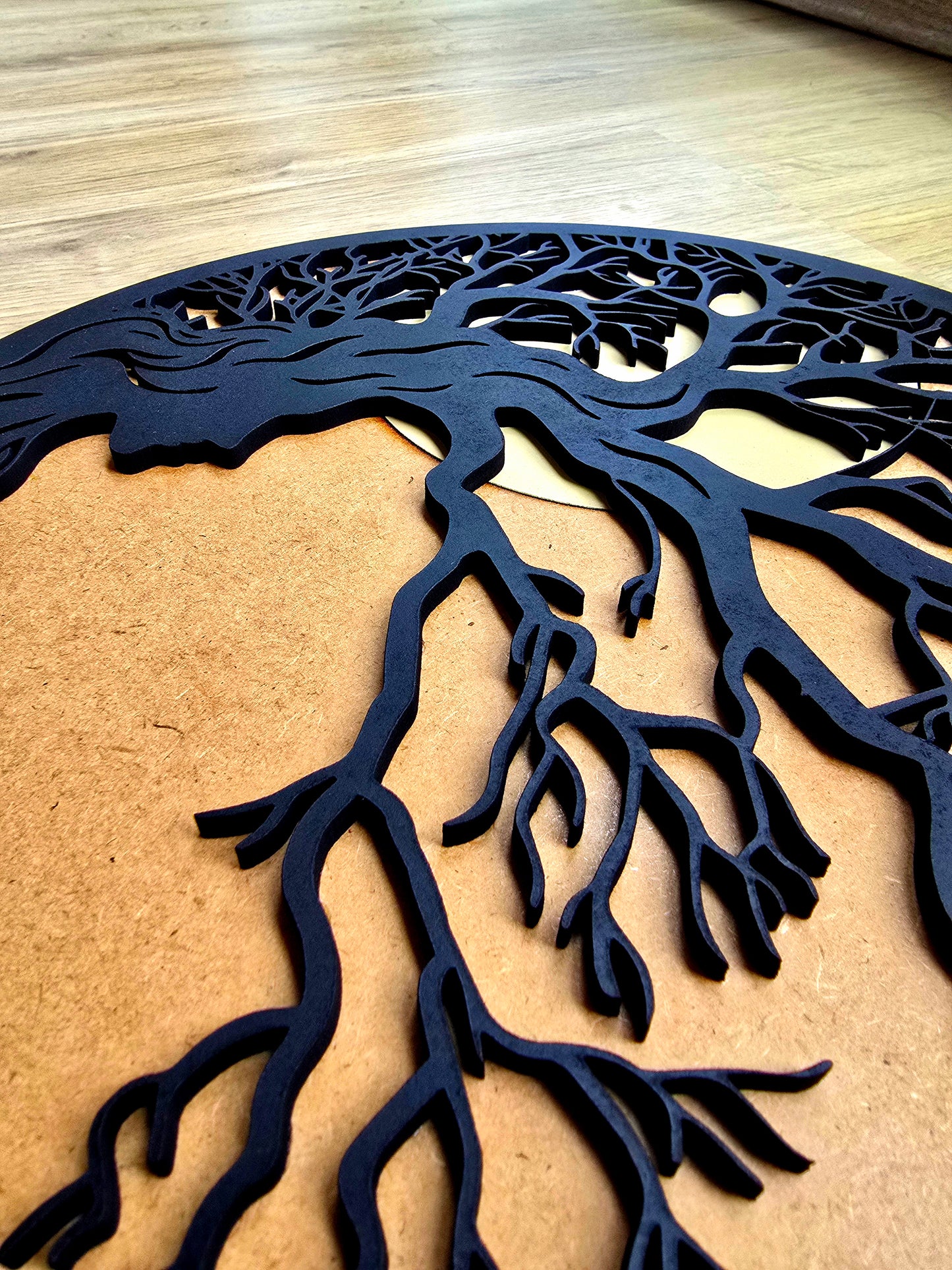 Lebensbaum Wanddeko mit Frau – Elegantes Holz Wandbild | Boho & Modern Design